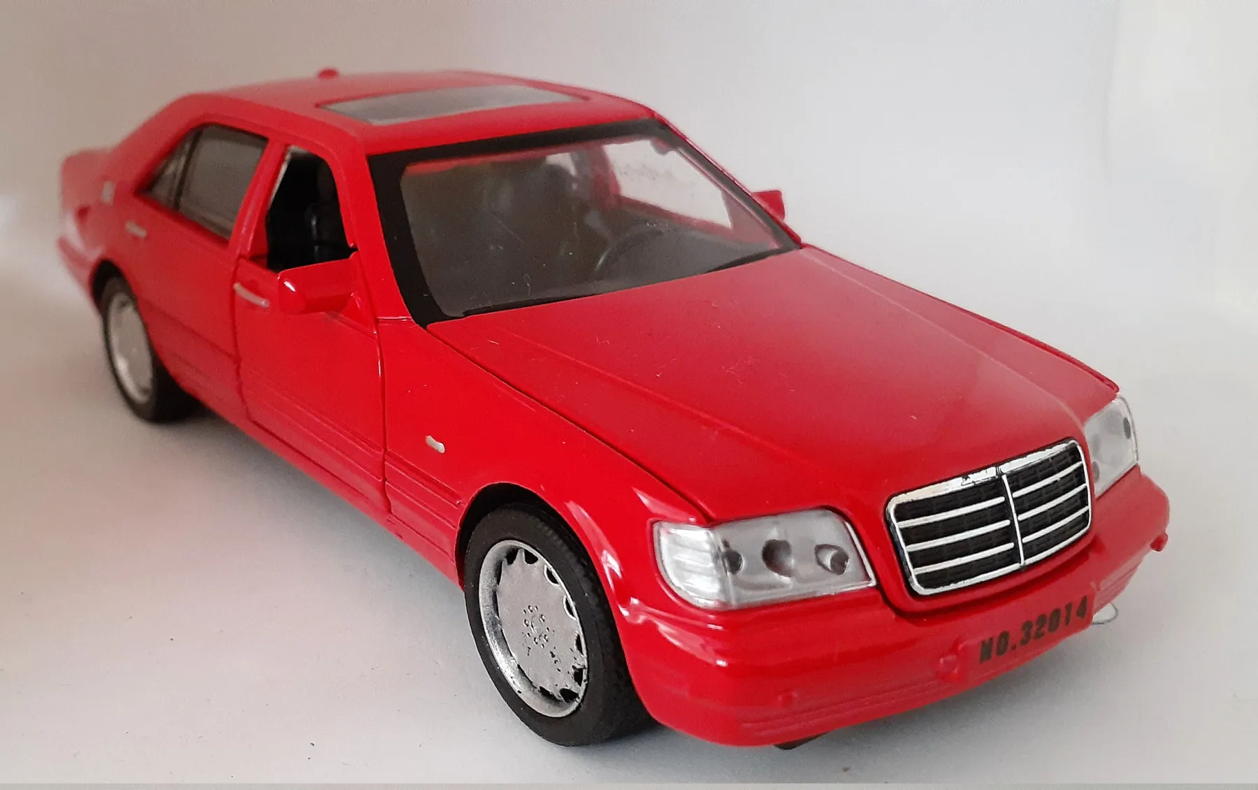 

1-32 Mercedes 124 красный чехол
