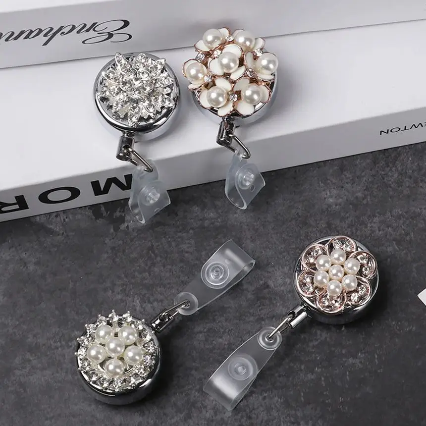 

1 шт. роскошный Rhinestonea жемчуг значок держатель ID визитная карточка выдвижной-держатель с защитой от потери зажимы Pull Buckle Lanyard канцелярские пр...