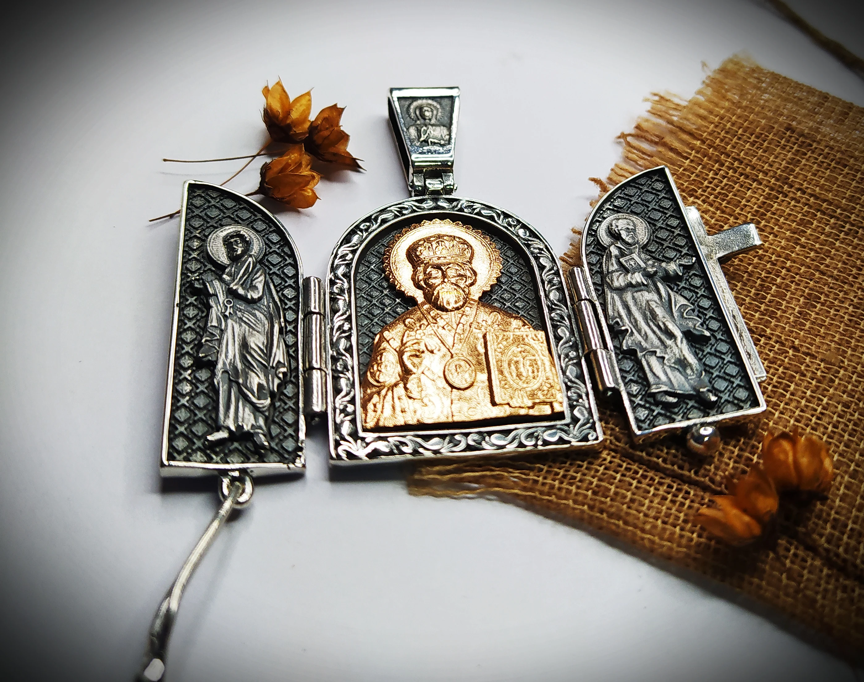 Нательный складень икона с ликами святого Николая и из серебря 925 пробы позолотой