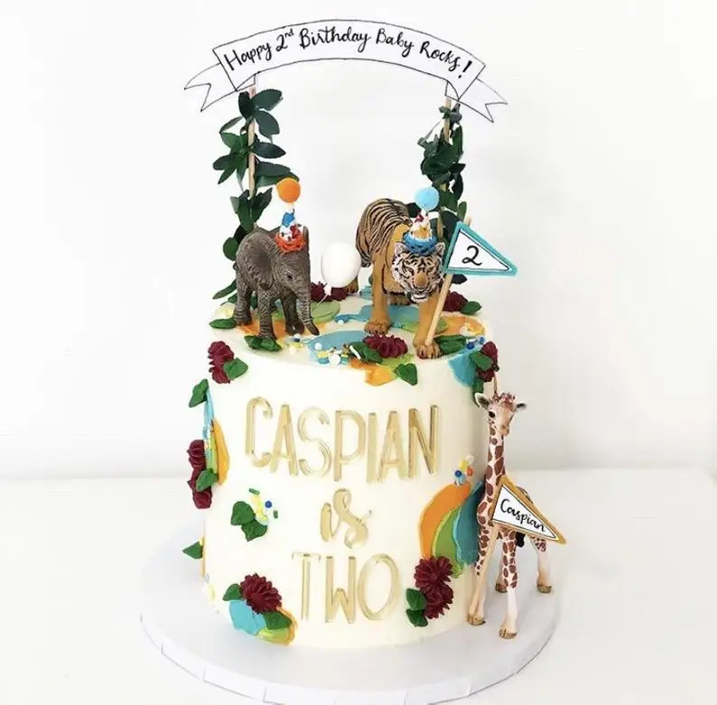 Изготовленный на заказ торт табличкой один день рождения Топпер