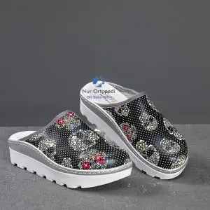 

Black Skull And Crossbones Serrated High Base Lady Sabo Slippers
