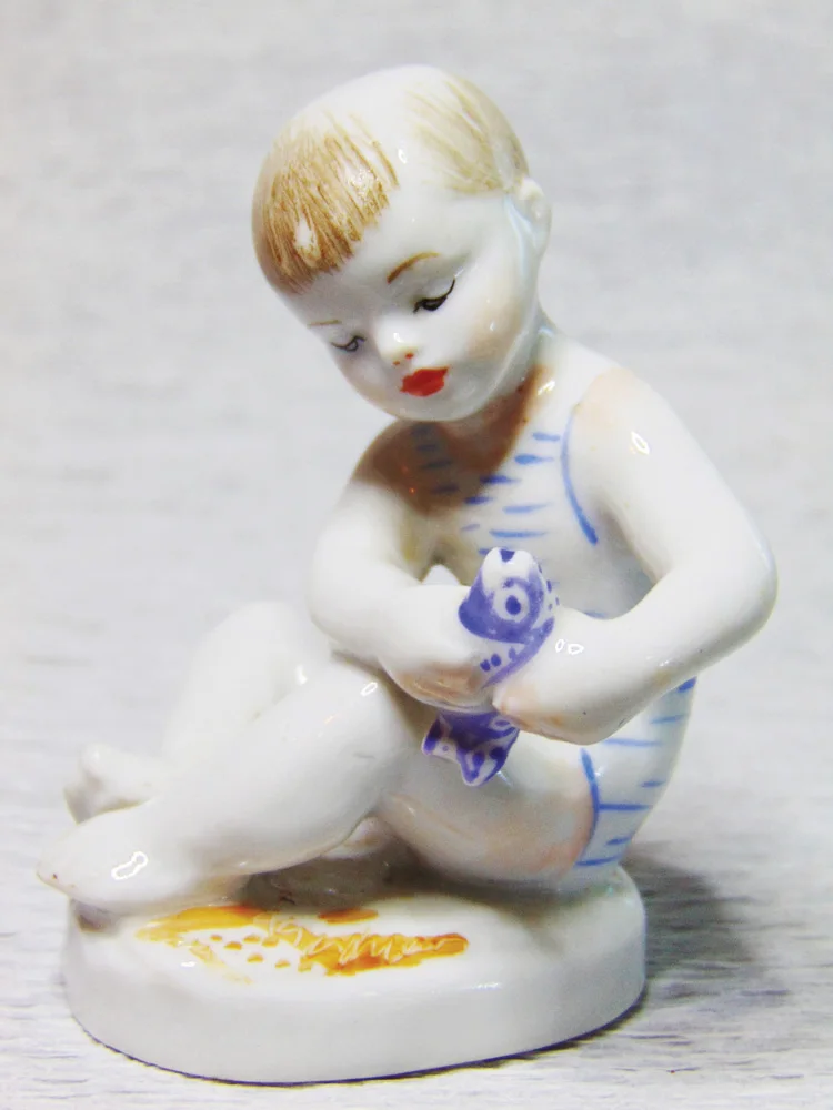 Мальчик с рыбкой 9 см. Ломоносовский фарфоровый завод 1960 е гг. Ск. Столбова Г.С. худ.