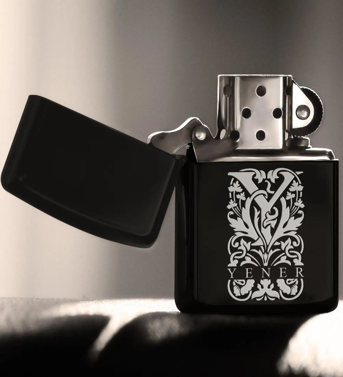 

Personalized Y Letter Gasoline Black Metal Cigarette Lighter (Model 2)
