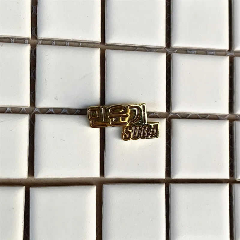 Metal Brooches Pin Bangtan Boys Broche Male SEVENTEEN TWICE GOT7 Lapel Pin BLACKPINK JIMIN JUNG KOOK V SUGA RM EXO Brooch YH368 - Окраска металла: SUGA