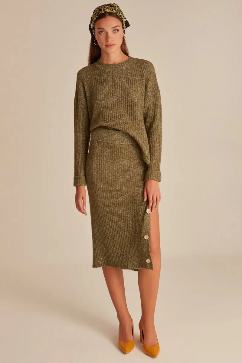 Трикотажная юбка с эластичным поясом и разрезом пуговицами цвета хаки